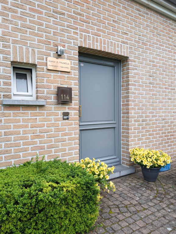 Ingang van de praktijk aan de Meerhoutseweg